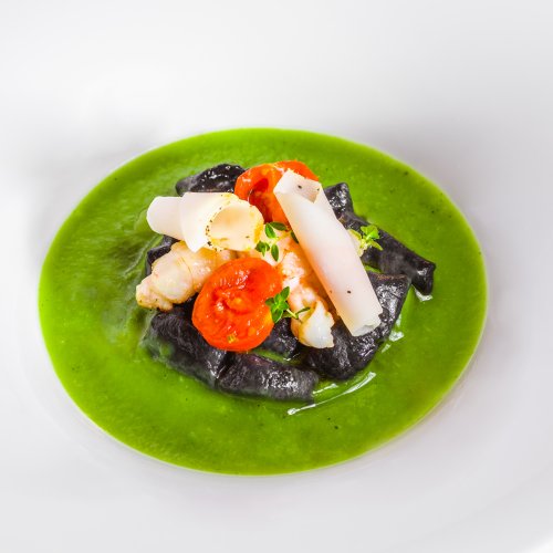 Gnocchetti al nero di seppia con scampi, pomodorini e lardo affumicato