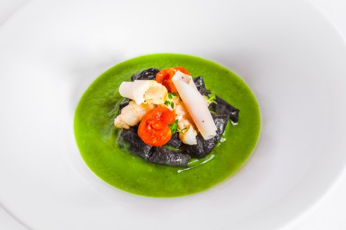 Gnocchetti al nero di seppia con scampi, pomodorini e lardo affumicato