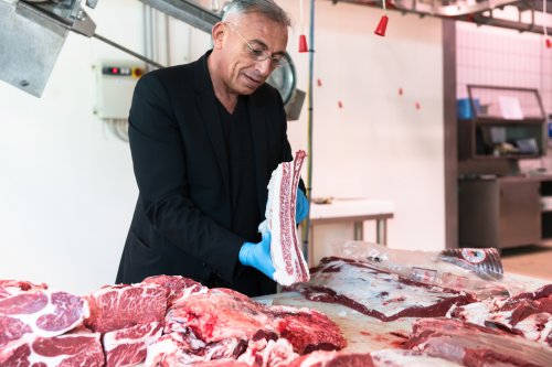 Massimo Minutelli mentre controlla la carne