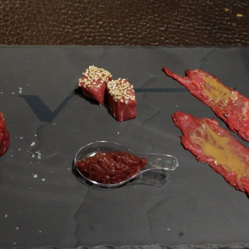 A tutto wagyu: sashimi, battuta al coltello, tartare di cuore e cubo di filetto