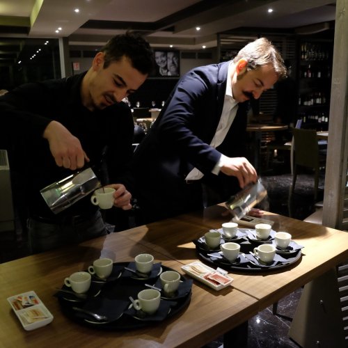 Tony Melillo serve il pregiatissimo caffè indonesiano kopi luwak, preparato con la moka