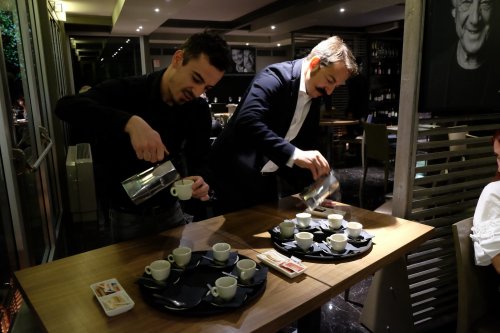 Tony Melillo serve il pregiatissimo caffè indonesiano kopi luwak, preparato con la moka