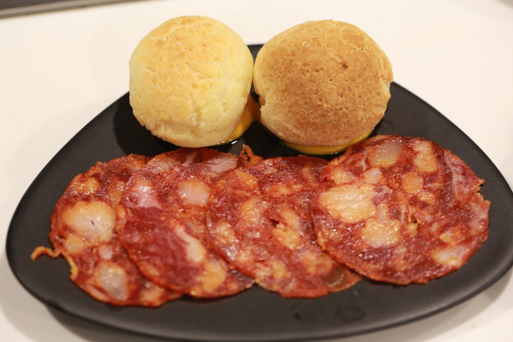 Chorizo alla griglia e pão de queijo